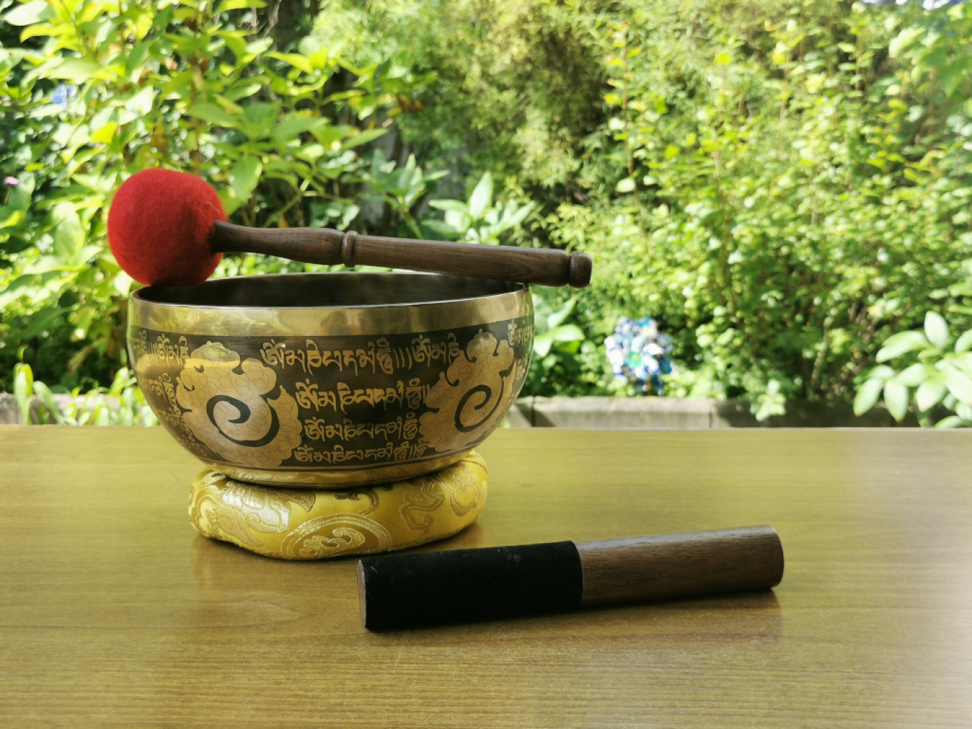 Buddha Bowl Shakyamuni – Klangschale mit Gravur und Buddha-Motiv, handverziertes Klanginstrument aus Nepal